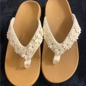 Spenco Flip-flop Sandals with Floral Cutout Design